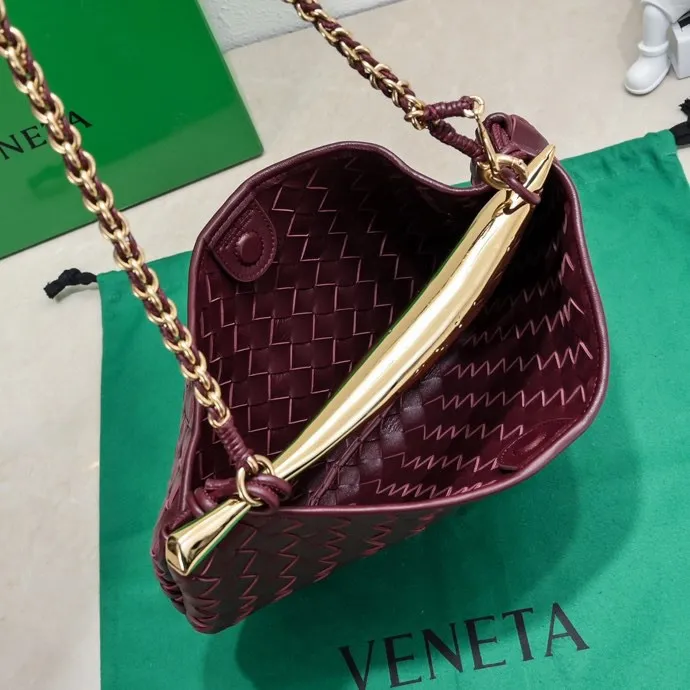 Batch 1860 Bv2024 early spring new product ⛓️Chain SARDINE 💙 Upgraded chain shoulder strap ⛓️ Chic and high-end, showing the fashion taste of urban women! Metal handles and classic weaving are combined together to perfectly integrate art and elegance. Through exquisite craftsmanship, new sardine-shaped handles are cast, and the brass material is the finishing touch. Each handle has a unique light-floating effect. The top-grade sheepskin material is woven to create a half-moon-shaped bag body, which has a fleshy touch and satisfies the preferences of those who pay attention to details. It is the most outstanding fashionable item for any occasion! 💕 Size: 33x20x4, Model: 6768#